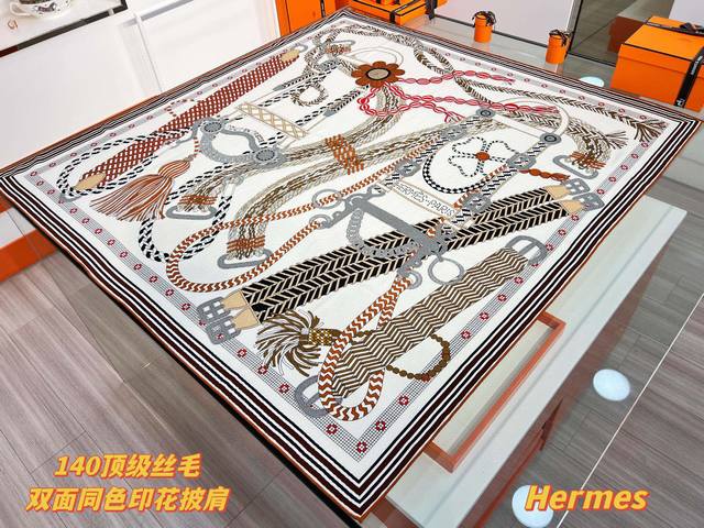 编织鞍带”140方巾～Hermes 手工卷边丝毛方巾 30%桑蚕丝70%羊毛 这款爱马仕的经典单品展现强大而迷人的女性魅力精髓。此140方巾推陈出新，诠释无限的