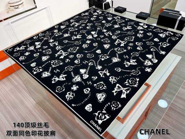 Chanel ~25秋冬新品～ 爱心珍珠四叶草 140双面丝毛披肩 手工卷边丝毛方巾 30%桑蚕丝70%羊毛 这款经典单品展现强大而迷人的女性魅力精髓。此140