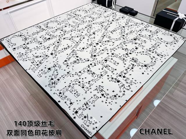 Chanel ~25P秋冬新品～ 140顶级丝毛双面同色 繁星点点与双C的完美结合 适合各种场合搭配使用 黑白两色经典优雅 真的绝绝子～强推 成份：30%桑蚕丝