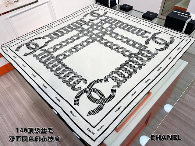 Chanel ~25秋冬新品～ 双C大链条组合 140双面丝毛披肩 手工卷边丝毛方巾 30%桑蚕丝70%羊毛 这款经典单品展现强大而迷人的女性魅力精髓。此140