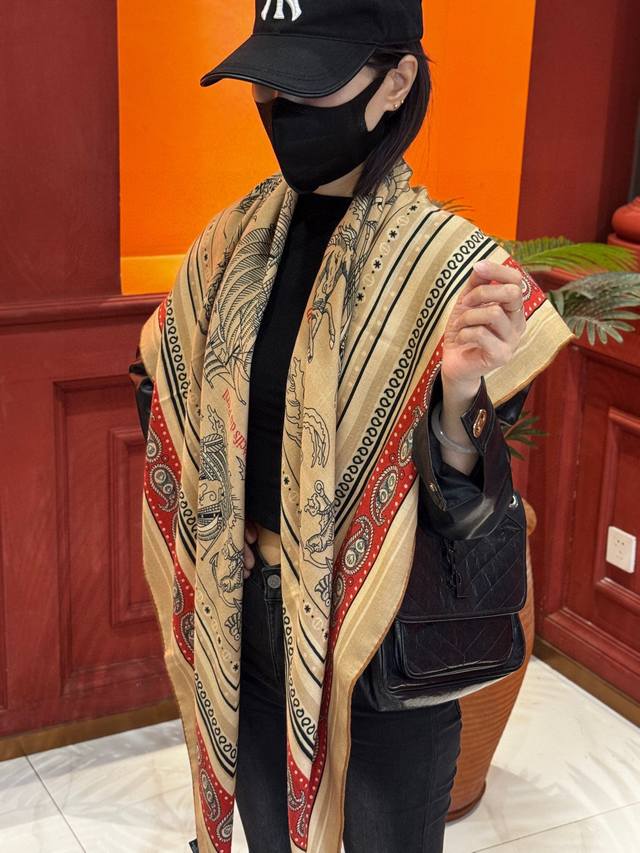 2025年秋冬抢先 上新 双面同色丝毛方巾 手工卷边山羊绒和真丝混纺披肩 70%山羊绒，30%桑蚕丝 这款披肩采用经典山羊绒和真丝混纺面料，柔软轻盈，佩戴方便。