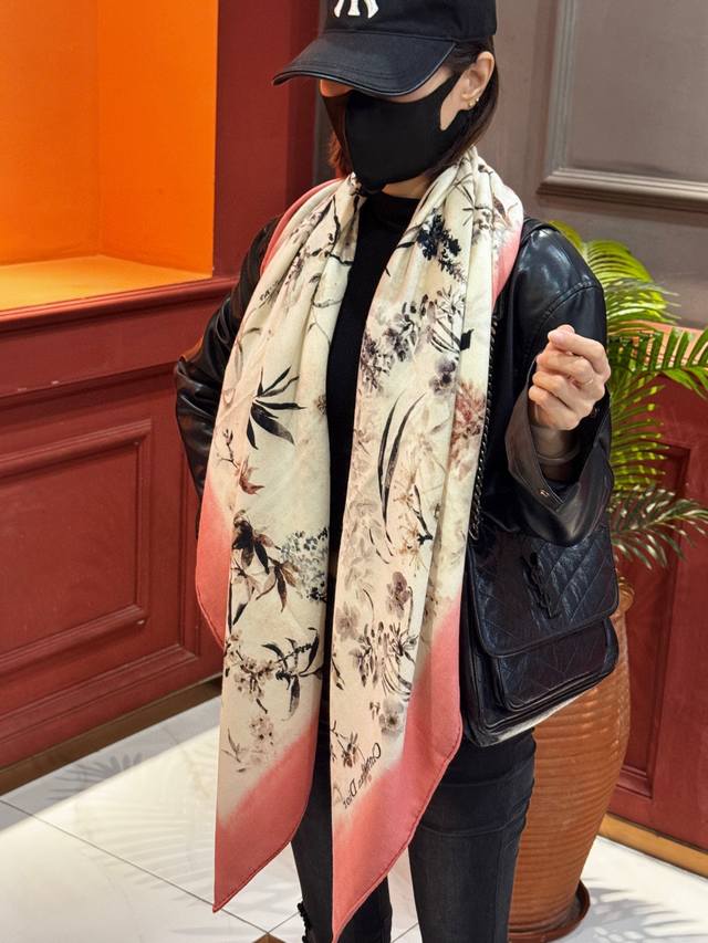 Dior 140丝毛双面同色印花披肩Millefiori 图案 这款披肩饰以多色 Millefiori 图案，以柔和精致的色调呈现亚洲花朵系列，彰显典雅意趣。采