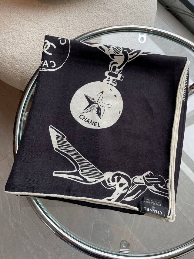 Chanel 香奈儿 套用汪曾祺 人间草木 里的一句话：在黑白里温柔地爱彩色，在彩色里朝圣黑白。 所以香家设计永远“高级” 每次上新香家 我永远都是无需解释，没