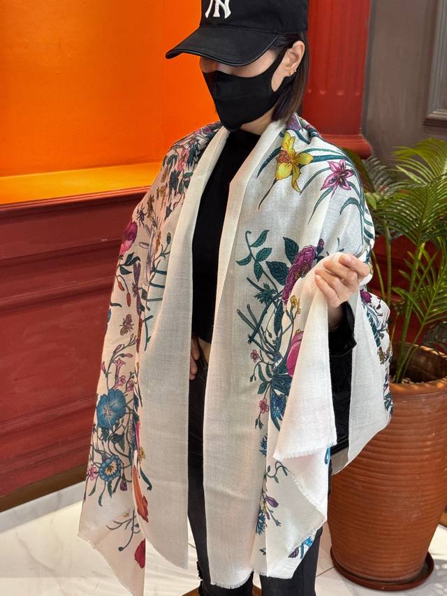 会发光发亮的围巾羊绒新款 速度下手一定要快G家新款 花卉长巾 ，高端 大爱 货极少 现在用极好真心美的让人非常非常心动 上身效果简直美翻了 品质非常完美 整个围