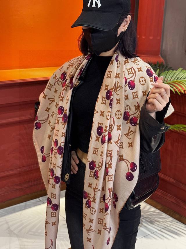 Lv X Tm Monogram Cerise 140丝毛方巾 140双面丝毛同色 Lv × Tm Monogram Cerise 方巾出自路易威登X村上隆复刻