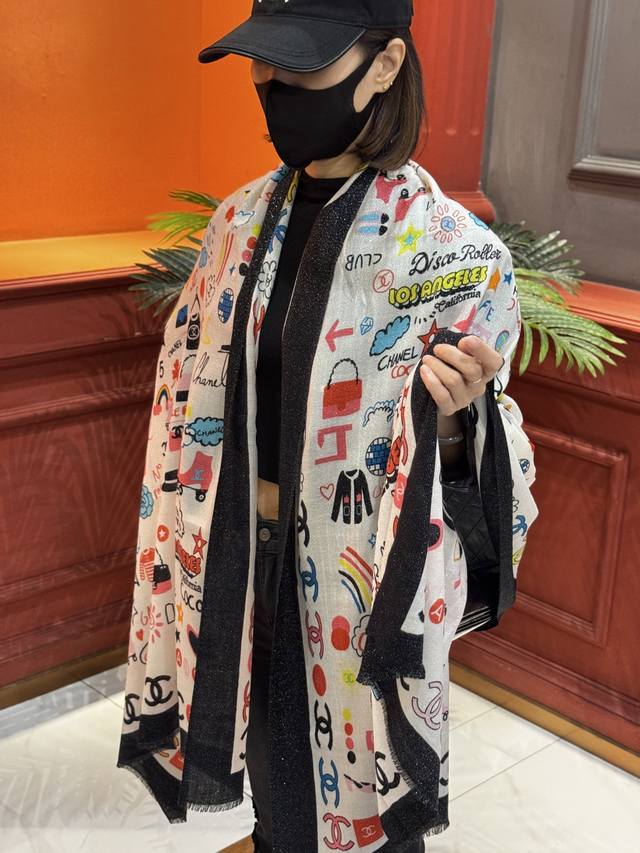 会发光发亮的围巾 2025秋冬高级成衣系列～Chanel 此系列谱写一曲自由轻灵的赞歌 本系列作品创新演绎品牌的风格符号 尽显无拘无束的自信魅力 优雅浪漫的风格