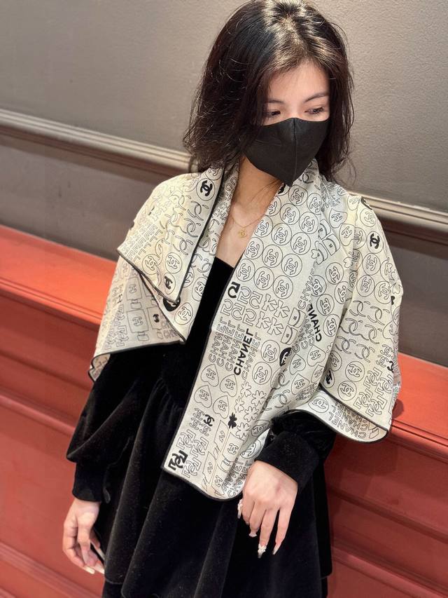上新 2025Chanel 经典茶花优雅Coco风，Chanel最新菱格丝绒大方巾~气质到骨子里，香奶奶新一季的面料超高级，真心超级柔软，丝丝顺滑，韧性很强 不