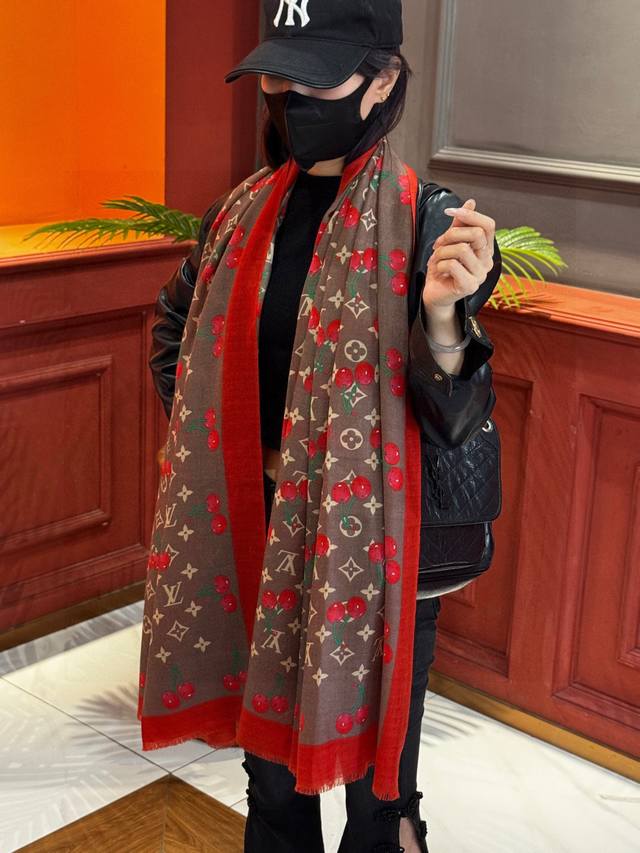 上新 新款樱桃Lv羊绒方巾 Lv X Tm Monogram Cerise 出自路易威登 X 村上隆复刻系列，以明快的艺术风格重绎经典品牌标识。Monogram