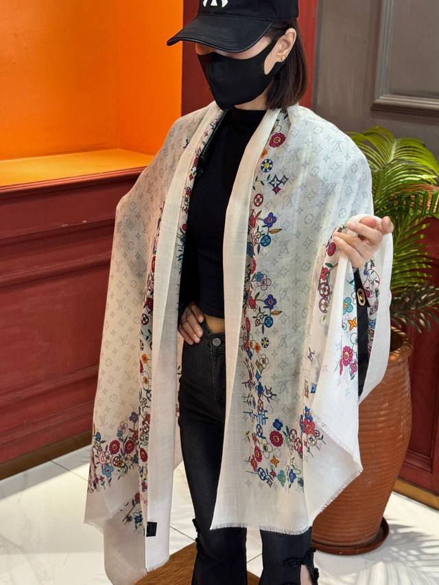 25年新品上新 专柜同步材质 Lv X Tm Monogram Superflat Flowers 方巾出自路易威登与村上隆携手呈现的合作系列，为柔软羊绒银丝全