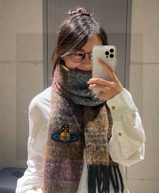 西太后超美新款马海毛围巾！超级推荐入手！质感好货！主打的马海毛围巾~据说超难买哦！！做工非常精致，很有分量，我们的价格P真的超级值！这个围巾最大的感触就是:超级