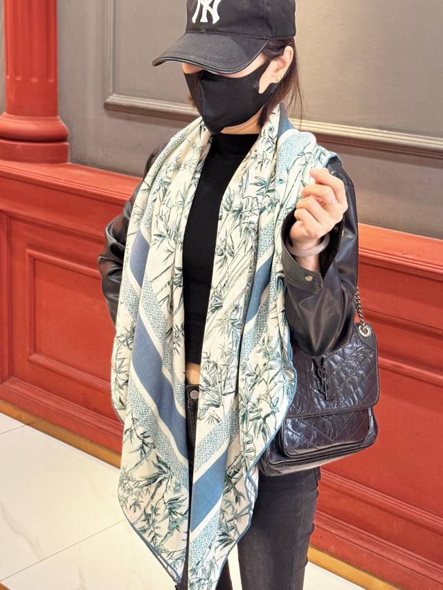 Dior 140丝毛双面同色印花披肩 140 厘米丝毛面料多色 Millefiori 图案 这款披肩饰以多色 Millefiori 图案，以柔和精致的色调呈现亚