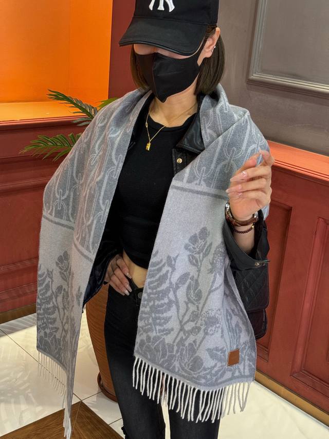 爱马仕巴黎时装展商务男士女士羊绒围巾代工厂P臻选上乘的超细羊绒纤维 进行纯手工精梳处理 耗时耗力 再以清泉水浸泡涤荡 使羊绒纤维呈现出独特的蓬松质感 手感才如此