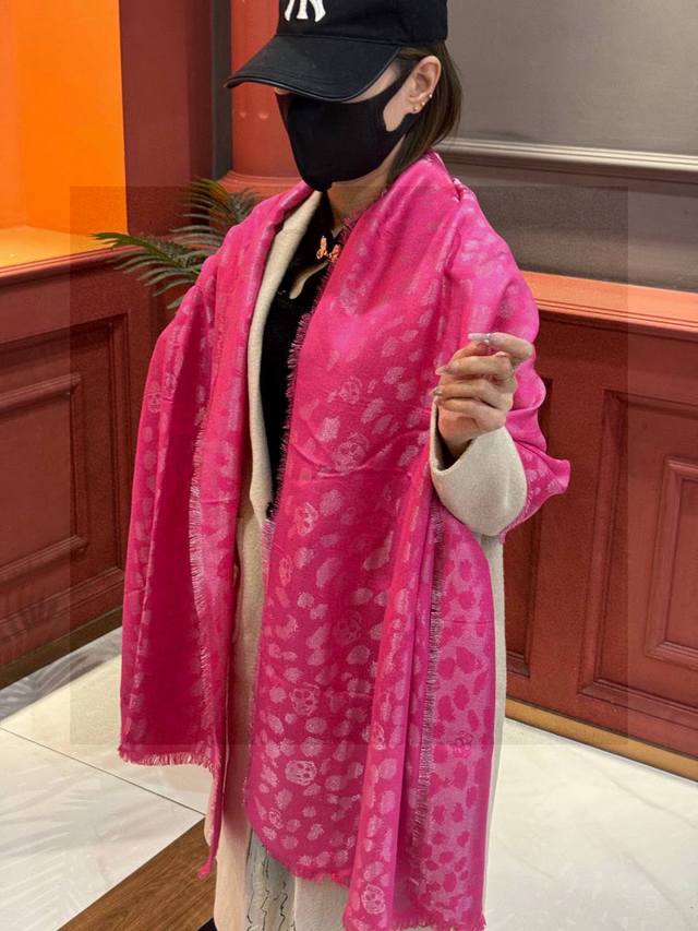 超美的银色鬼头~防冷气又时髦的单品麦昆 新品.永远都不会嫌多的款~Mcq麦昆永恒经典的骷髅头太多明星网红街拍了~时髦和气质兼具，驾驭多种穿衣风格有多实用就不多说