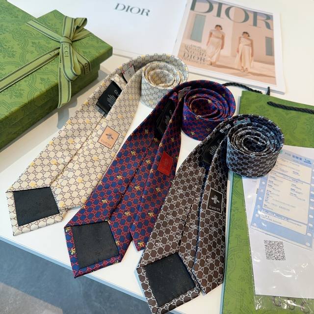 真丝领带通体装饰互扣式G图案，点缀编织蜜蜂，两种标志性的品牌标识水乳交融，呈现不拘一格的混搭效果。