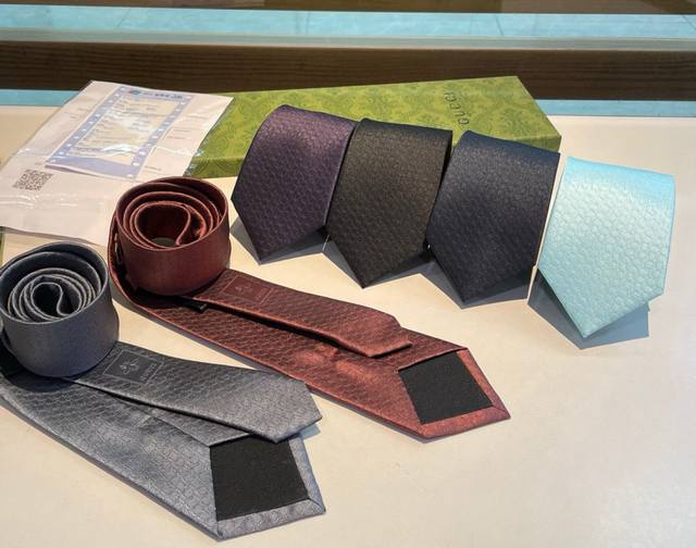 特 G家专柜新款 Gg标识印花领带 男士领带，稀有采用经典小G Logo提花展现精湛手工与时尚优雅的理想选择，这款领带将标志性完美的结合，以时尚搭配手法演绎的更