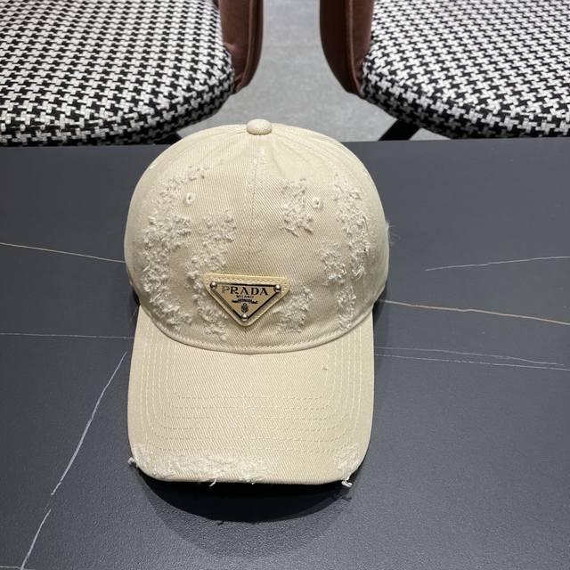 火爆倒三角四色出货！Prada 普拉达 破洞棒球帽， 经典倒三角金属Logo，轻盈透气！质量超赞，基础头围56，贴片可调节。