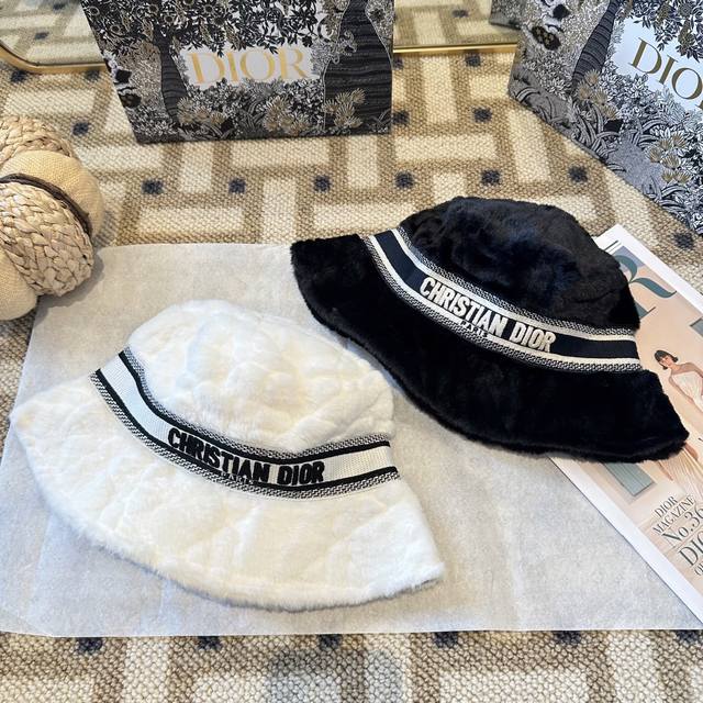 迪奥Dior 官网最新 毛绒渔夫帽，秋冬必备 保暖好看 特别显脸小，有型不软塌，可随意折叠，携带方便