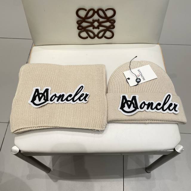 蒙口。 羊毛套装帽子 经典套装帽子！帽子围巾！材质：70%羊毛30%兔毛。暖暖哒超级舒服～冬日小姐姐减龄神器哦～这个冬天你就差这么一套套装帽子啦～又保暖又时尚！