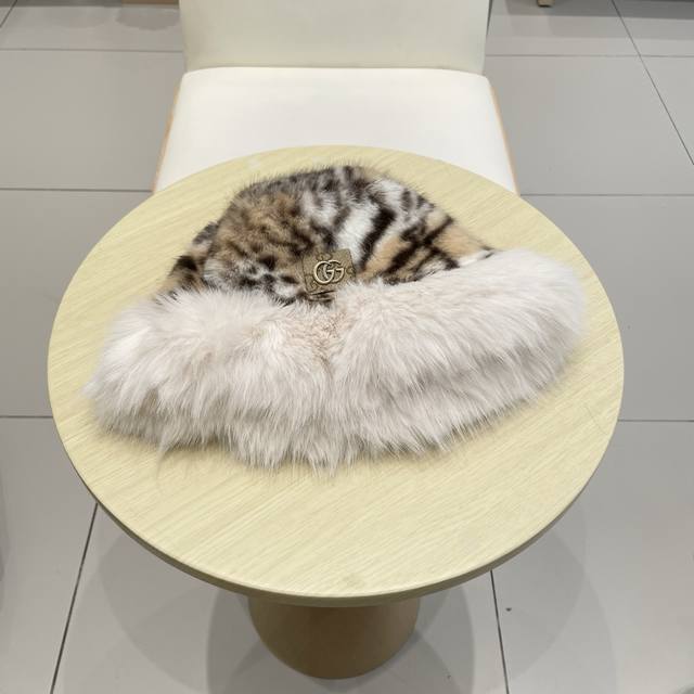 Gucci豹纹长毛现货秋冬Ins风百搭保暖护耳盆帽女时尚毛绒豹纹渔夫帽Ins风爆款