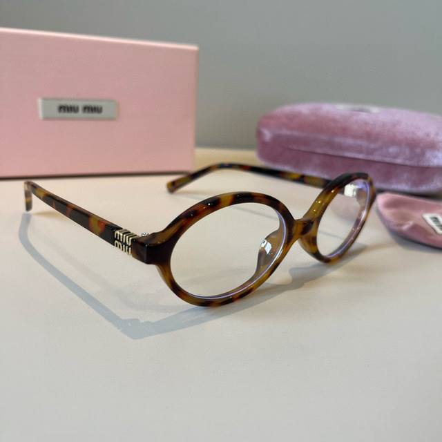 造型利器 Miumiu新款复古小椭圆框墨镜复古小椭圆框。时髦有型 造型利器 镜框和镜腿的设计线条感很强侧面镂空字母Logo增添了精致感