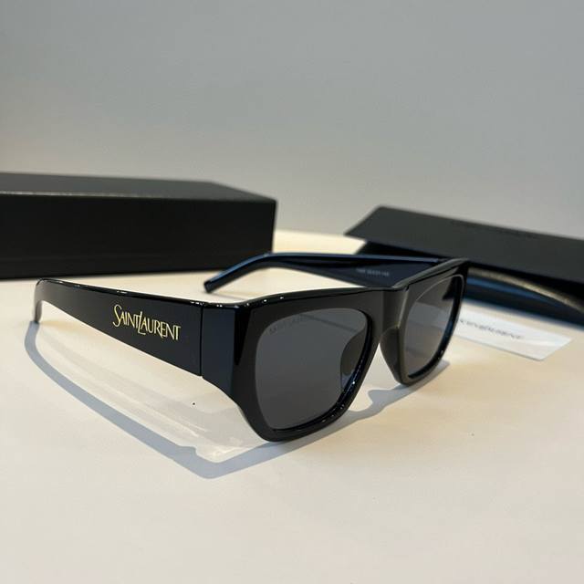 圣罗兰Saint Laurenti新款窄框太阳眼镜 Saint Laurent新款窄框太阳眼镜黑色粗镜框线条平直，冷酷中性。与新颖独特呈现优雅弧形线条感的复古玳