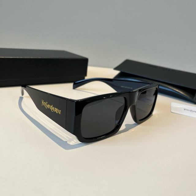 圣罗兰 Ysl Saint Laurenti新款窄框太阳眼镜 Saint Laurent新款窄框太阳眼镜黑色粗镜框线条平直，冷酷中性。与新颖独特呈现优雅弧形线条