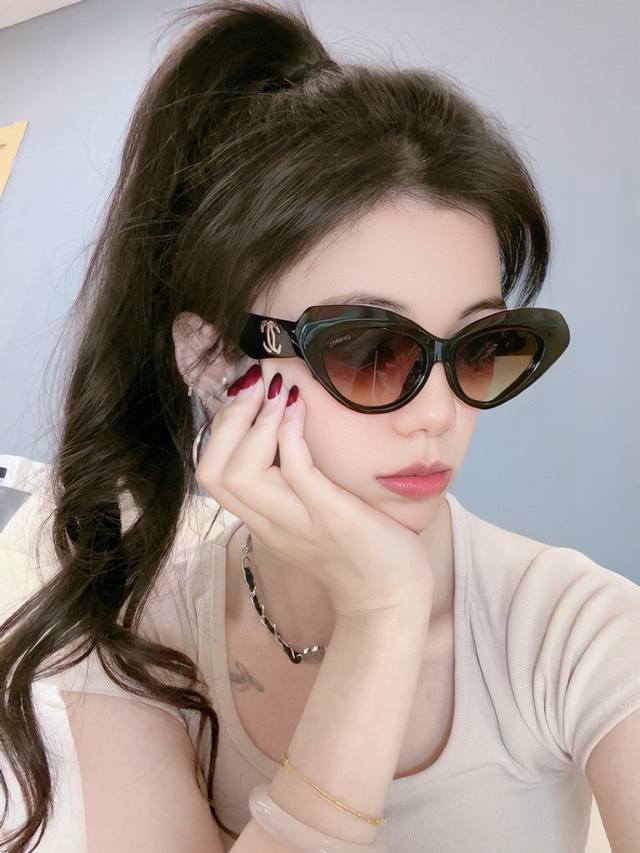 Chanel太阳镜墨镜 经典小框设计，不挑脸型，无论搭配大衣还是连衣裙都非常显气质太阳镜预防紫外线 型号：Ch55800