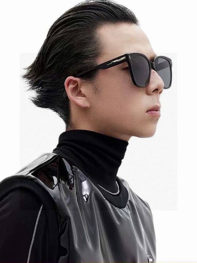 Tr偏光系列 Gucci 经典的大框设计，情侣款不挑脸型，无论搭配大衣还是连衣裙都非常显气质偏光镜片预防紫外线 型号：G465