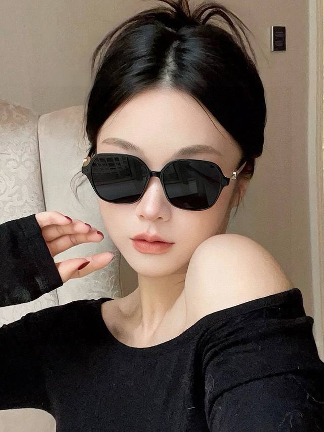 新品Chanel 香奈儿太阳镜以独特魅力和前卫风格诠释春夏最新眼镜，以方框设计两边经典小香珍珠做点缀，中梁金属质感超好佩带舒适 型号：Ch2255