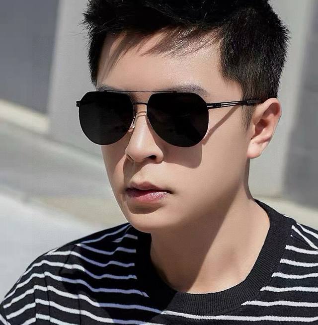 Gucci 2025新款男女情侣款太阳镜Ip电镀永不褪色 超轻超有弹性整幅眼镜无螺丝重要的是压不坏 高清尼龙镜片、精湛的工艺 原版材料 休闲大气不挑人的一款太阳