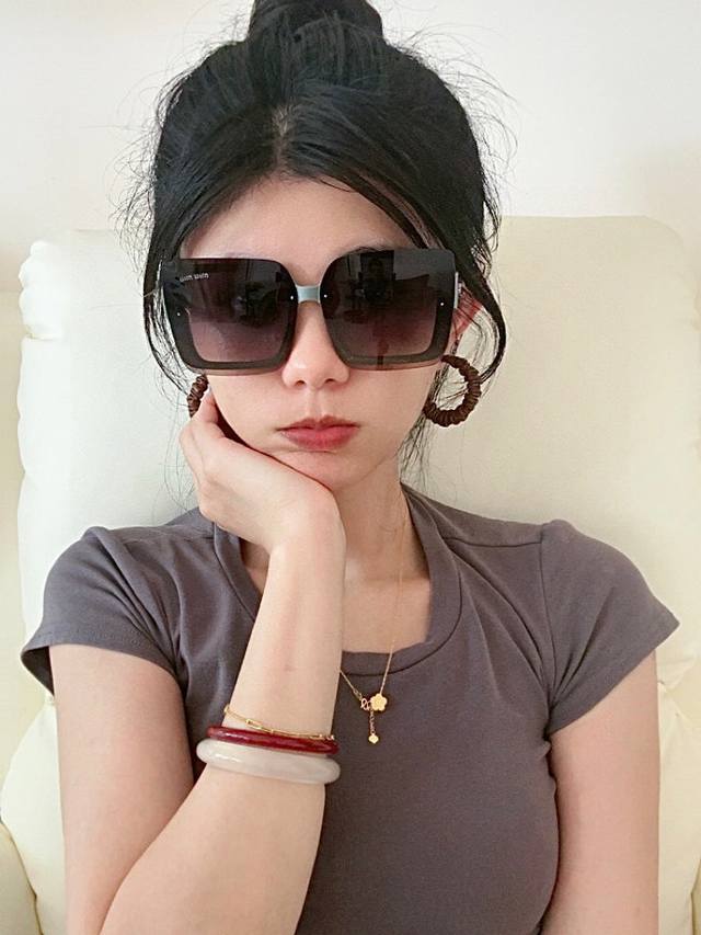 缪缪 Tr偏光太阳镜 2025开春新款 潮流爆款 时尚方框偏光太阳镜 高品质 佩戴舒适 网红潮款墨镜 女士高清偏光太阳镜 高品质Tr镜框 型号：Mm1220