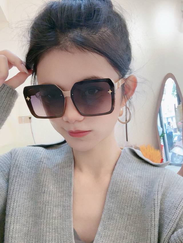 Lv 2025年开春新款 潮流爆款 时尚方框太阳镜 高品质 佩戴舒适 网红潮款墨镜 型号L5230