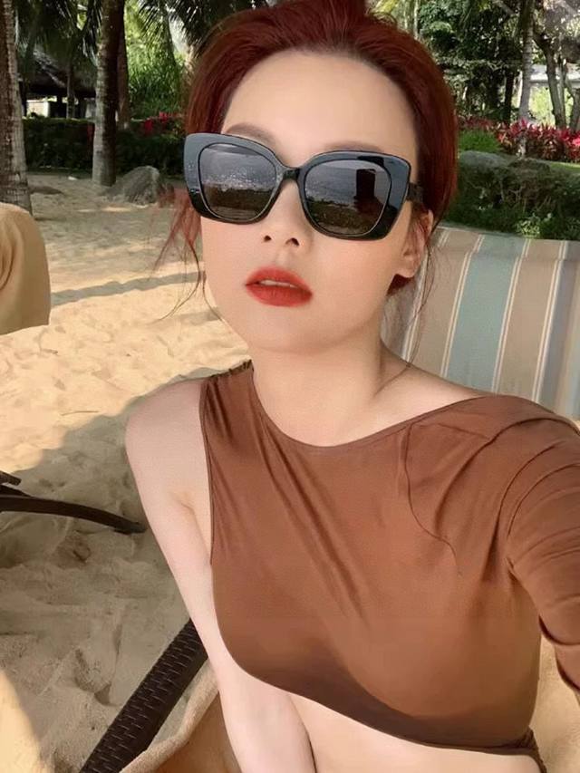 Gucci古驰 Gg圆框太阳镜 完美品质 独特设计 适合各种脸型 亮相时装周 超时尚百搭 实物精致 情侣款 男女均可佩戴 型号：G1386