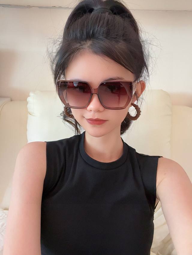 Lv 2025年开春新款 潮流爆款 时尚方框太阳镜 高品质 佩戴舒适 网红潮款墨镜 型号L4231