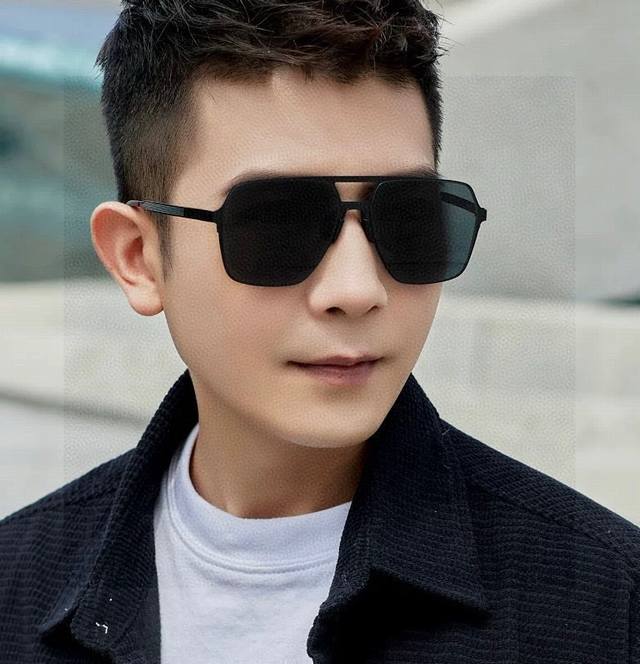 Gucci 男款炫彩飞行员偏光太阳镜 材质：高清尼龙加厚卡槽高清偏光镜片 无边框镜架颜型号：G4380