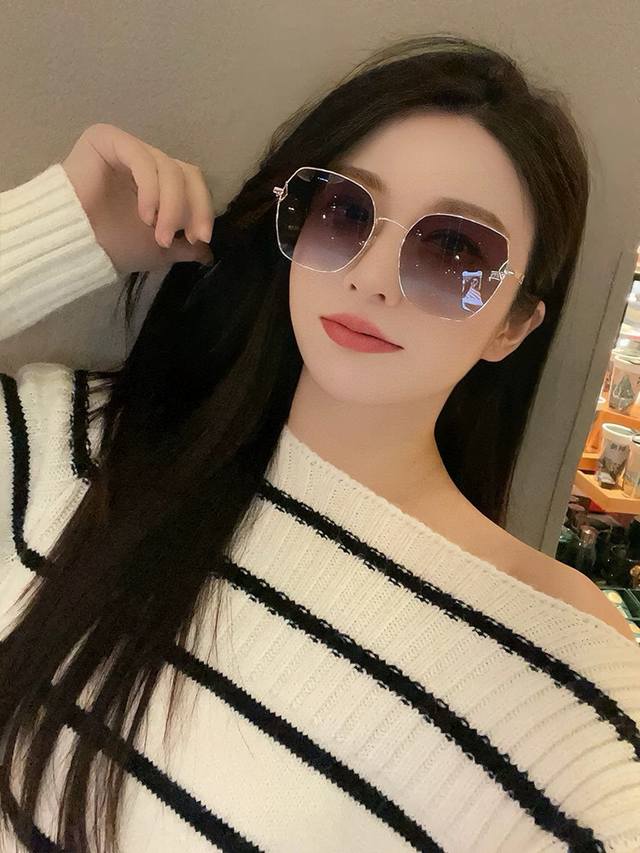 新品Chanel 香奈儿太阳镜以独特魅力和前卫风格诠释春夏最新眼镜，质感超好佩带舒适 型号：Ch95812