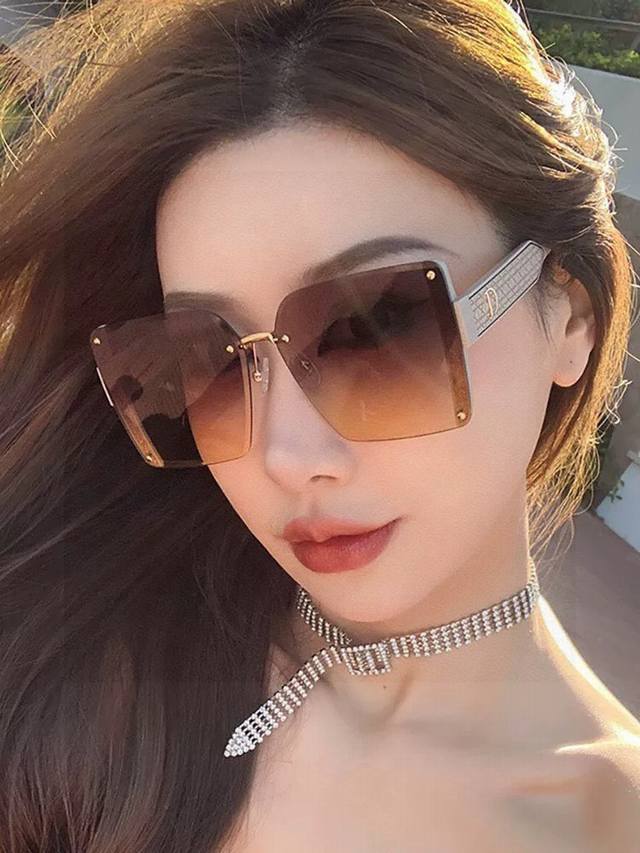 Dior-迪奥 2025开春新款 潮流爆款 时尚方框偏光太阳镜 高品质 佩戴舒适 网红潮款墨镜 女士高清尼龙偏光太阳镜 高品质Tr镜框 型号：Cd1677