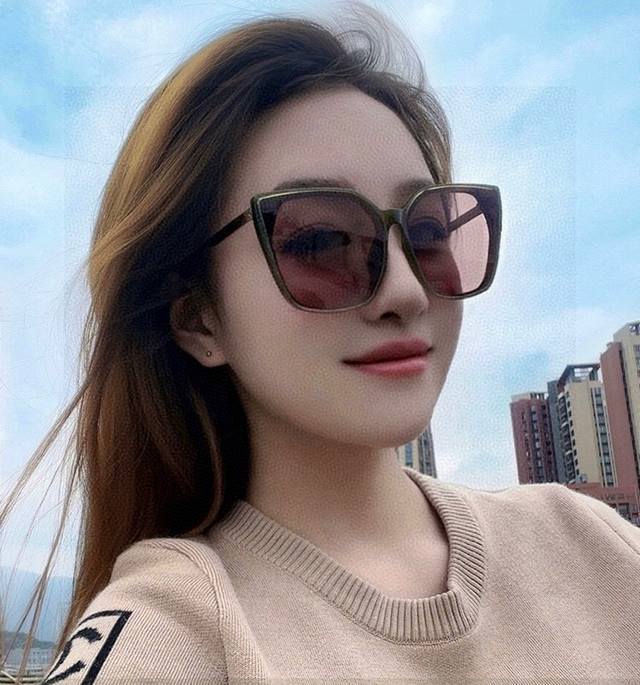 Gucci 开春新款 潮流爆款 时尚方框偏光太阳镜 高品质 佩戴舒适 网红潮款墨镜 女士高清尼龙偏光太阳镜 高品质Tr镜框 型号：G82803