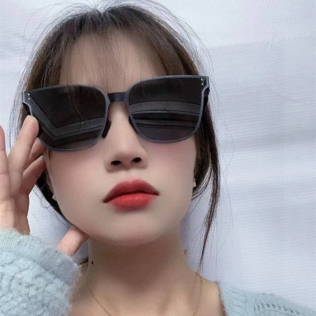 Gucci 2025春夏新款超轻无螺丝压不坏系列情侣款太阳镜高清尼龙镜片完美品质，适合各种脸型，经典太阳镜亮相时装周.超酷拉风 实物精致 超个性 型号：G038