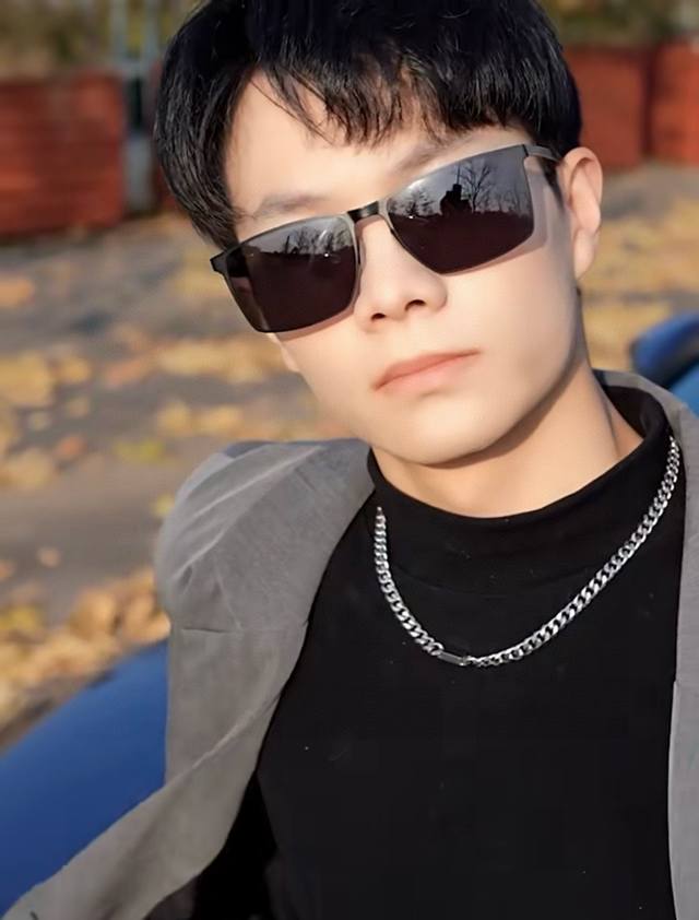 Gucci 男款炫彩飞行员偏光太阳镜 材质：高清尼龙加厚卡槽高清偏光镜片 无边框镜架颜型号：G2711