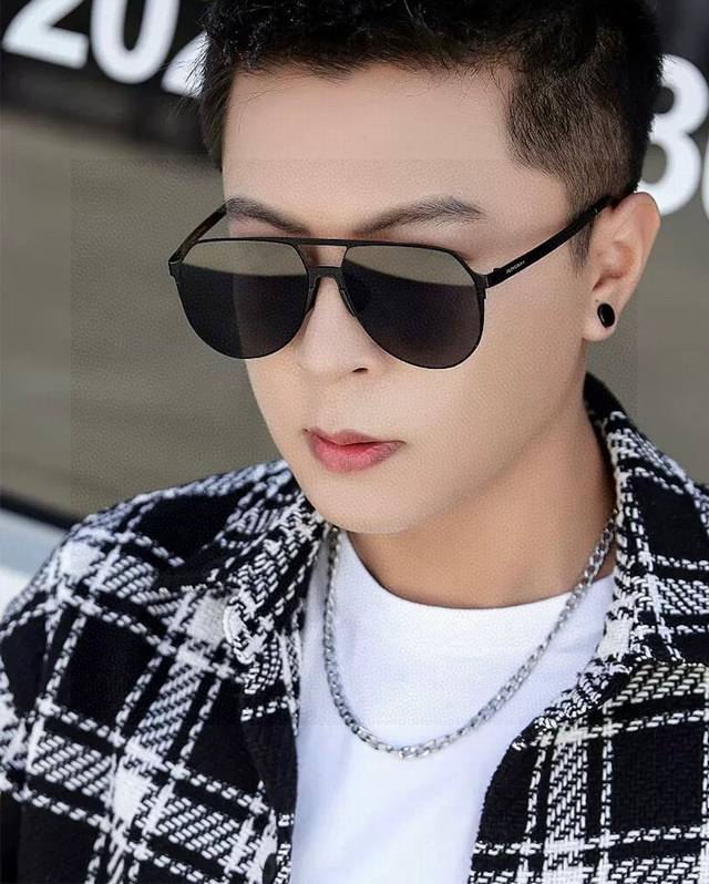 Gucci 男款炫彩飞行员偏光太阳镜 材质：高清尼龙加厚卡槽高清偏光镜片 无边框镜架颜型号：G7810