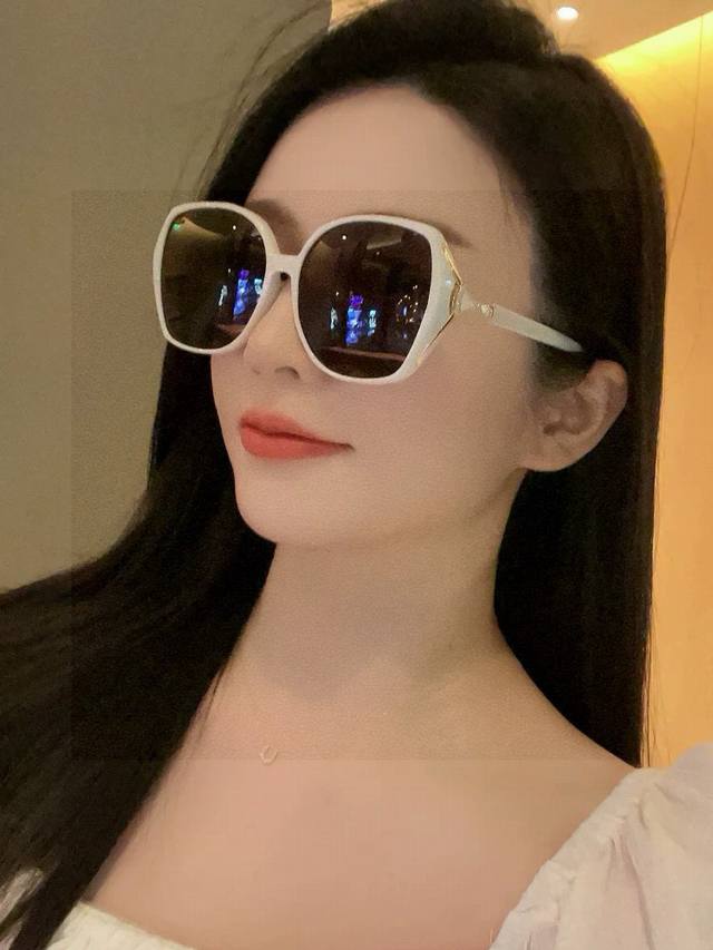 Chanel 香奈儿 2025新款潮流爆款 时尚方框太阳镜 佩戴舒适 网红潮款墨镜 女士高清加厚偏光太阳镜 高品质Tr镜框 型号Ch8750