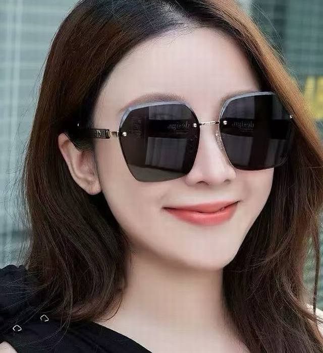 尼龙偏光系列 爱马仕无框太阳镜墨方框设计，不挑脸型，无论搭配大衣还是连衣裙都非常显气质尼龙偏光镜片预防紫外线 型号：H3384