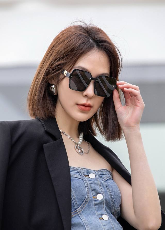 Chanel 香奈儿 2025新款潮流爆款 时尚方框太阳镜 佩戴舒适 网红潮款墨镜 女士高清加厚偏光太阳镜 高品质Tr镜框 型号Ch1855