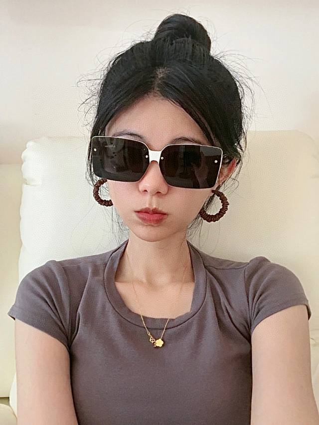 偏光系列太阳镜 原版出货 巴宝莉网红超爆款经典奢华全球风 [亲亲] 时尚方框太阳镜 气质非凡 经典大框款式太阳眼镜[篮球] 顶级品质 奢华Logo 型号：B47