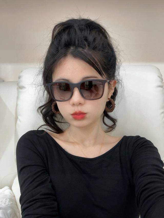 官方同步 品牌:雷朋经典男女士玻璃太阳镜 材质：美国宝丽来高清防爆钢化玻璃镜片 型号：Rb3443