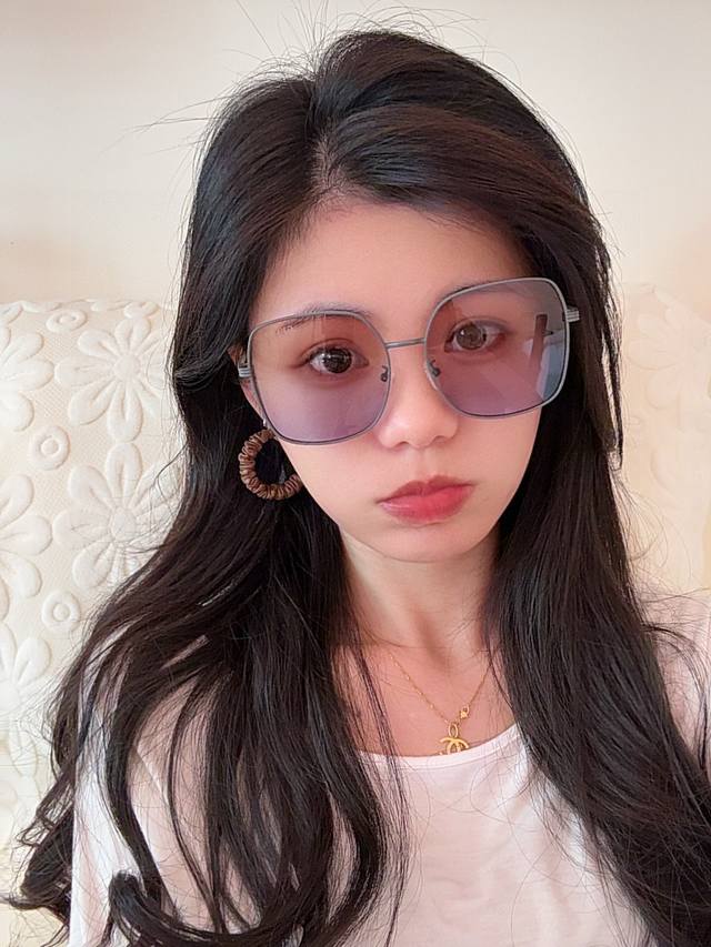 Gucci 2025开春新款 最新款方框太阳镜 各路网红纷纷带起气场满分 俏皮甜美.上脸效果更佳.金属质感超好 型号：G22201