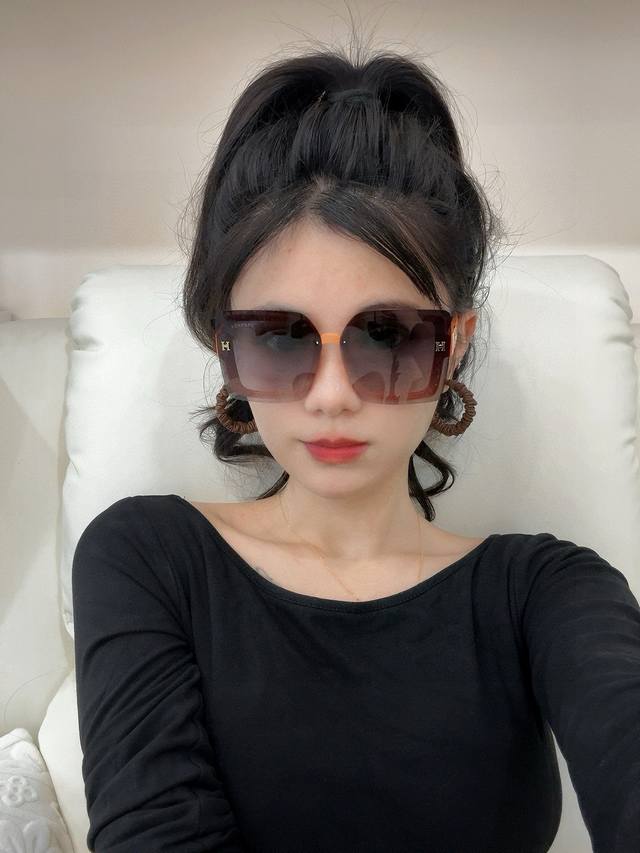 Hermes 爱马仕 2025开春新款原版出货 网红超爆款经典奢华全球风 [亲亲] 时尚方框太阳镜 气质非凡 经典连体大框款式太阳眼镜[篮球] 顶级品质 奢华L