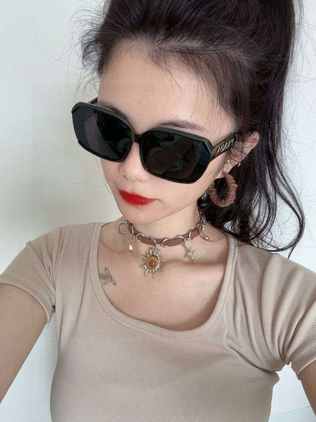 普拉达 方框太阳镜墨镜经典的方框设计，不挑脸型，无论搭配大衣还是连衣裙都非常显气质 预防紫外线 型号：型号：P4310