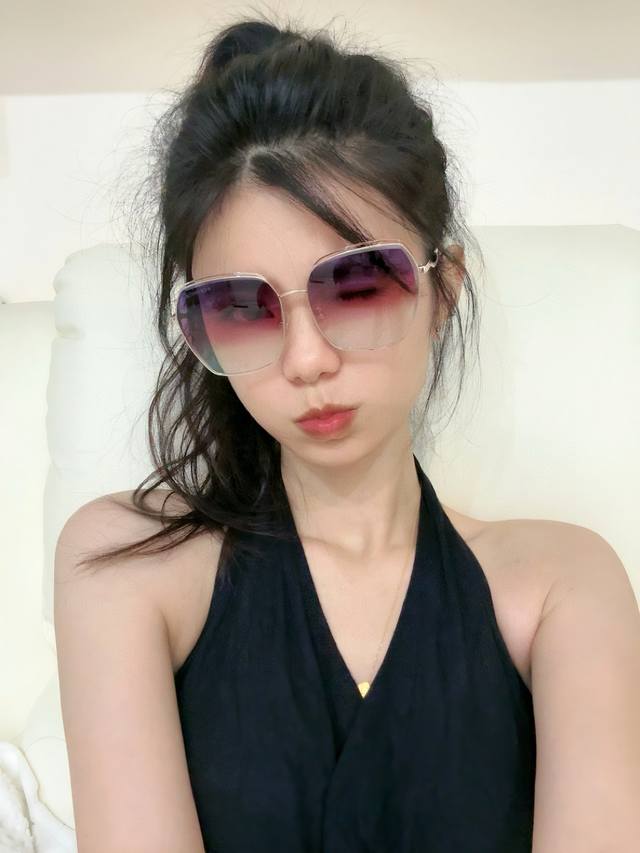 香奈儿新款女士开车大框多边形设计 超轻镜框推荐完美品质 适合各种脸型太阳镜 无框设计 高清尼龙加厚2.5镜片 型号：Ch5662